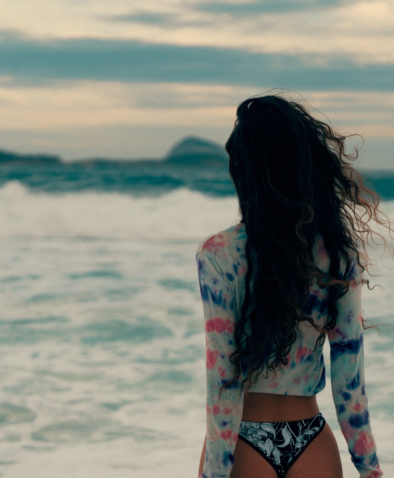 Maiara wearing a colorful top at the ocean